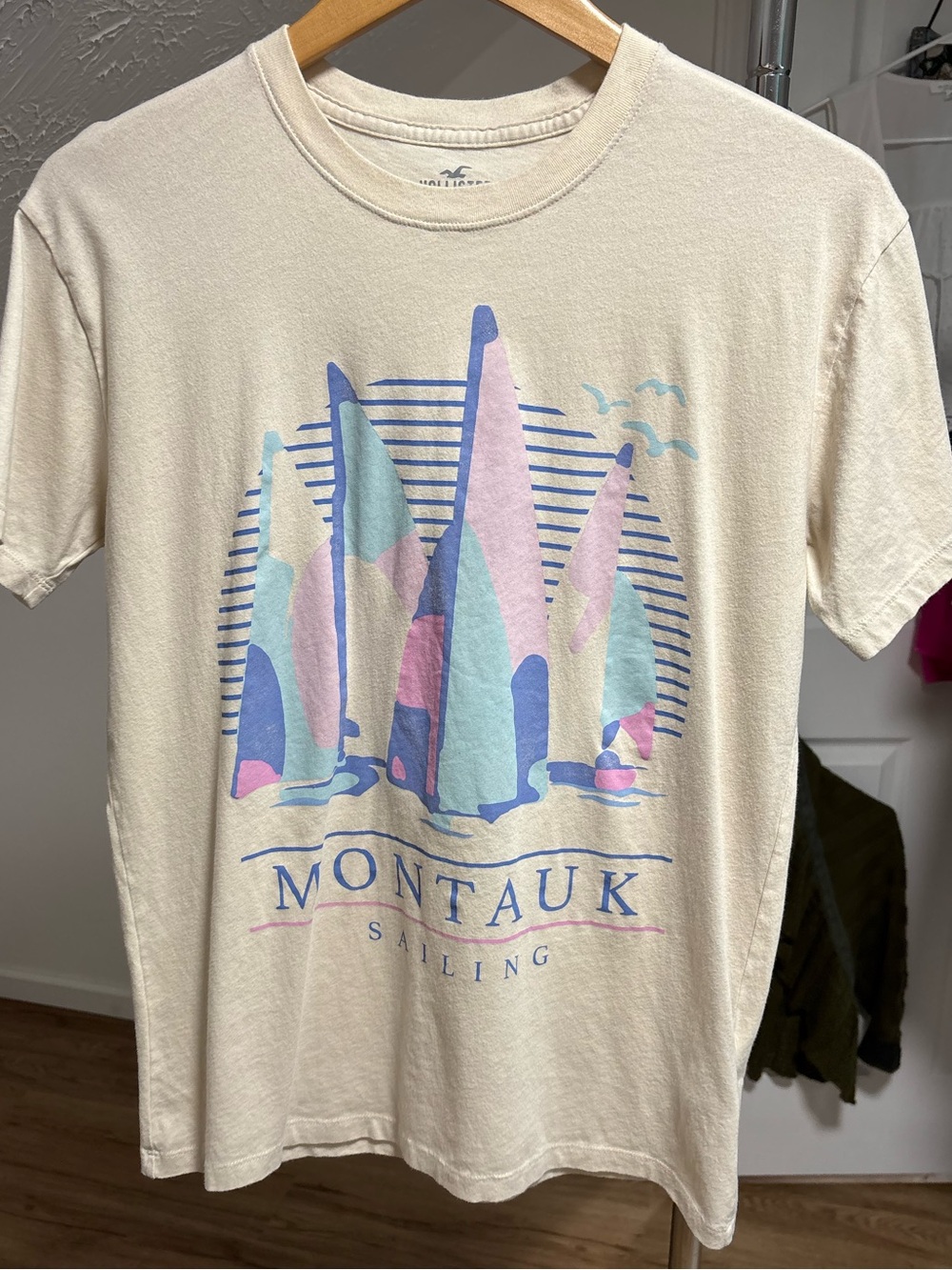 Hollister Montauk Sailing tee, retro style crewneck size XS (runs large)